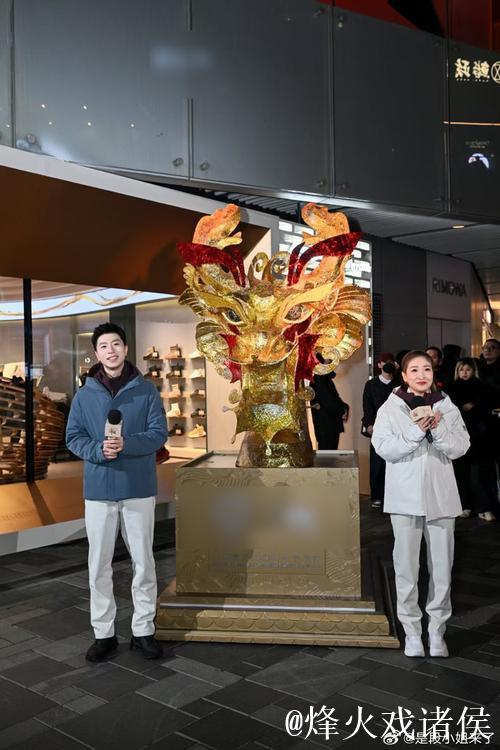 马龙刘诗雯三里屯同框，冷白皮龙队状态佳