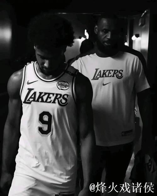 詹姆斯父子联手书写NBA历史新篇章！